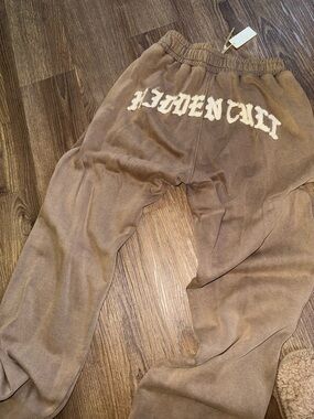 Hidden cult sweat pants women limited addition 
Amber “distressed”
